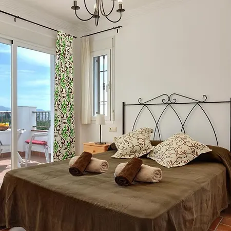 Sleeps 6 Pool Air Con Wifi